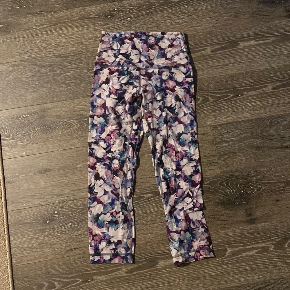 Lululemon size 4 floral cropped leggings